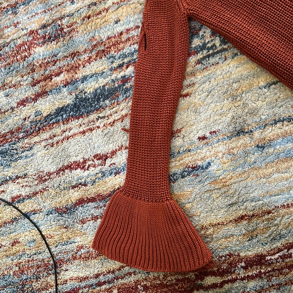 Paper Heart rust colored sweater v neck with bell bottom sleeves size M - Picture 3 of 10